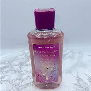 BATH & BODYWORKS Strawberry Snowflakes Body Wash-10 Fl Oz NEW!